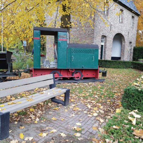 Onze parkbank Matrix in bi-color bij het Keramiekcentrum Tiendschuur in Tegelen. De Matrix-lijn, park en straatmeubilair op zijn moois en geen onderhoud.